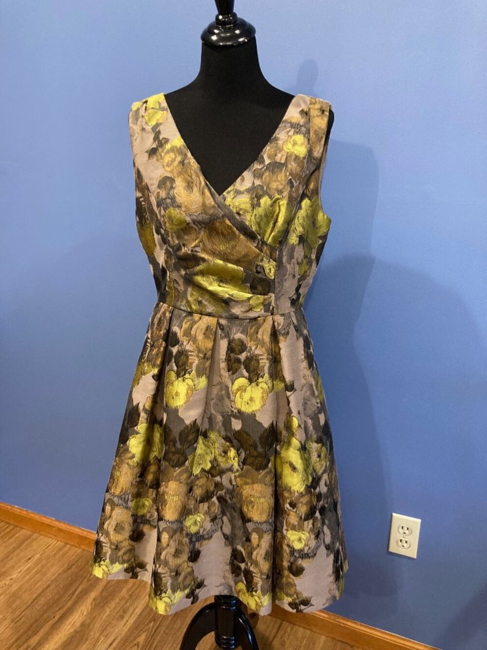 Adrianna Papell Metallic Golden Floral Jacquard Sleeveless Evening Dress